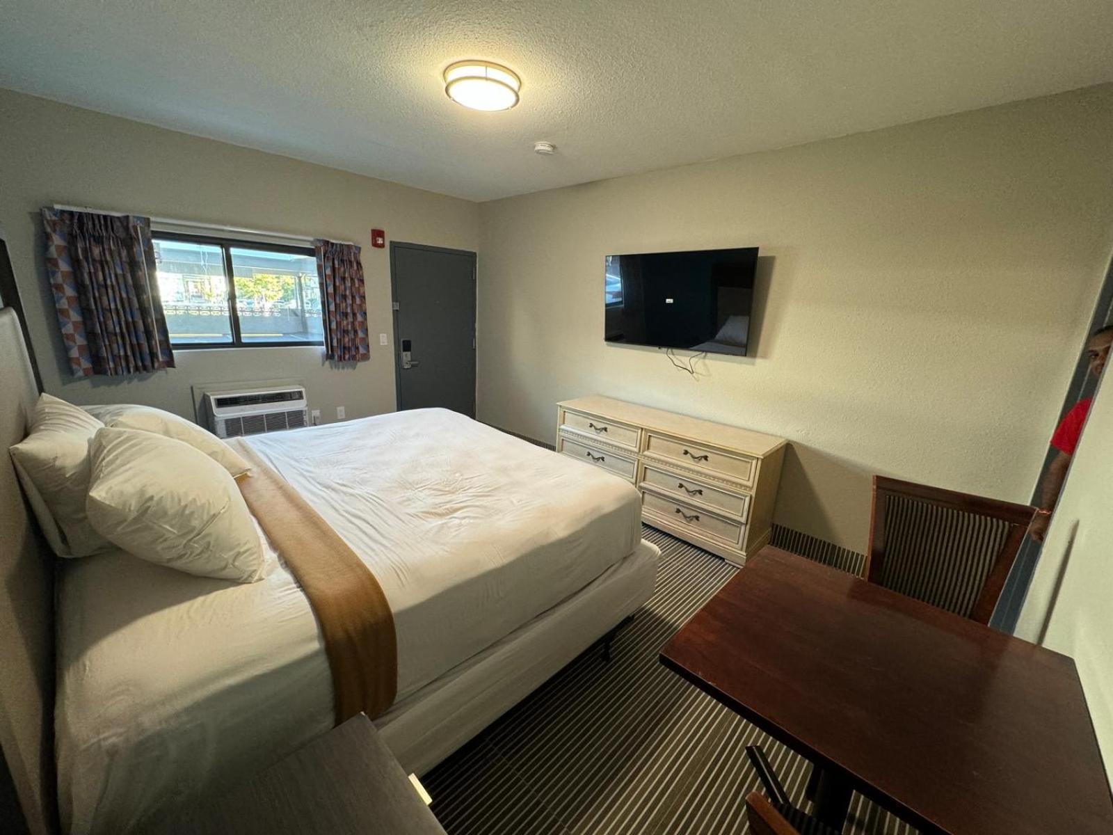 Essence Express Ewr Airport Hotel 2*
